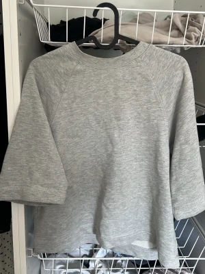 Grå tjock t shirt i ett mer dyrare material 💞 - En enkel grå t-shirt i mjukt bomullsmaterial med korta ärmar och rund hals. T-shirten har en loose fit och passar perfekt till ett avslappnat vardagslook. Stilren och lätt att matcha med allt.