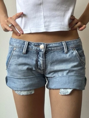 Lågmidjade jeansshorts - Fint skick! Midjemått: 76cm