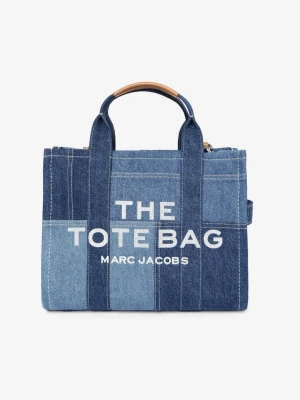 Blå denim tote bag Marc Jacobs - Säljer en snygg tote bag från Marc Jacobs i patchwork denim med olika blå nyanser. Väskan har två handtag, vita kontrastsömmar och texten 'THE TOTE BAG MARC JACOBS' broderad på framsidan. Perfekt för dig som gillar streetstyle och vill ha en unik accessoar.