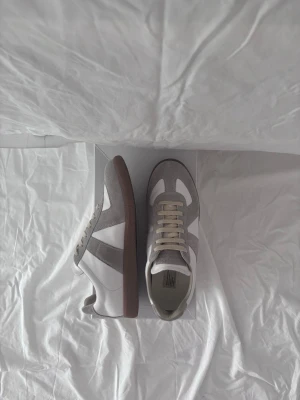Masion margiela gats  - Helt nya som du ser på bilderna. Sulan är 28,5 cm. Fraktar inom 1-3 dagar. Priset kan diskuteras. Skriv om du har några frågor. MVH fashionc1oset 
