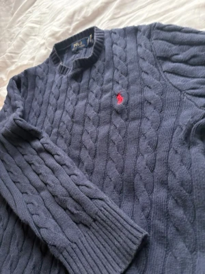  kabelstickad tröja Polo Ralph Lauren - Fin tröja som jag säljer då den inte kommer till användning vid några funderingar eller bud är det bara att höra av sig:) 