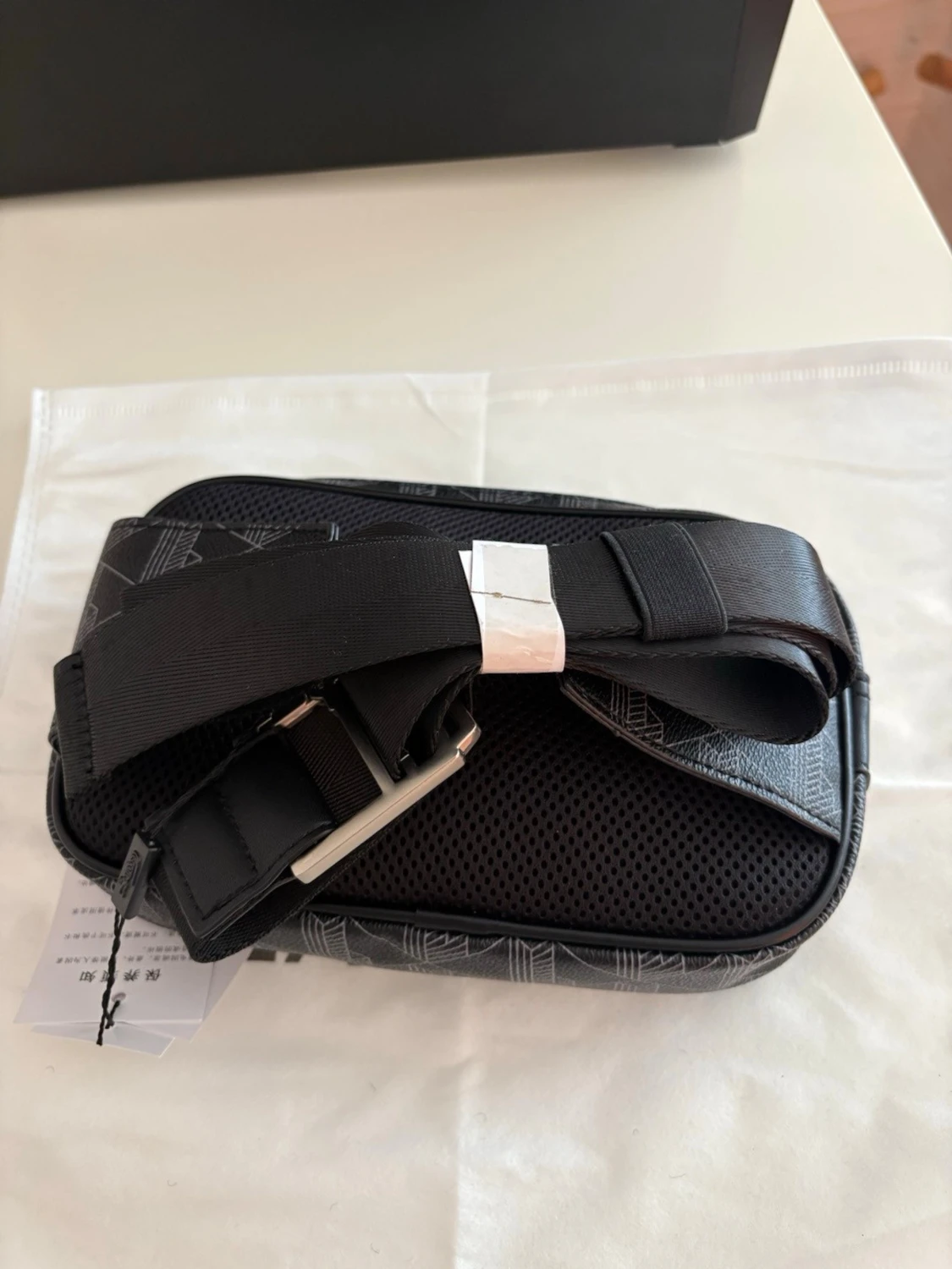 Svart axelväska från Lacoste - 1