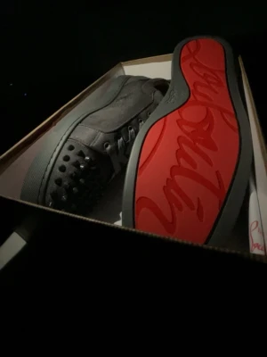 Mörkgrå sneakers med nitar - Vill du vara stillig och få många komplimanger? Dessa skor är,gjorda just för dig. Have some swag