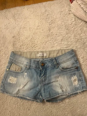 Lågmidjade jeansshorts - Snygga jeansshorts med slitningar! Midjemått-36cm