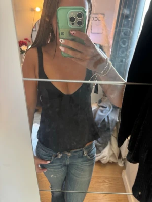 Svart topp - Svart topp från Gina tricot 14+. Storlek S, aldrig använd. 