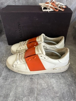 Valentino open  - Valentino open skor | size: 44 | skick: 7,9/10 | endast skorna ingår + extra snören | tveka inte på höra av dig! | äktahet bevis finns | mvh MD Closet 
