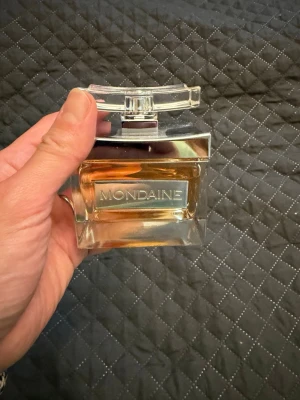 Mondaine parfym i glasflaska - Snygg parfym från Mondaine i en stilren, fyrkantig glasflaska med silverfärgat lock och detaljer. Doften har en varm, bärnstensfärgad vätska som syns genom det klara glaset. Perfekt för dig som gillar eleganta och moderna parfymer.endast testat.
