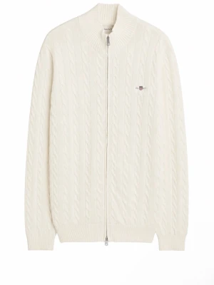 Gant tröja kabelstickad med zip - Kabelstickad vit ziptröja från Gant med ribbad krage, muddar och nederkant. Tröjan har hel dragkedja framtill och en liten broderad logga på bröstet. Aldrig använd eller tvättad men prislappen är inte kvar.