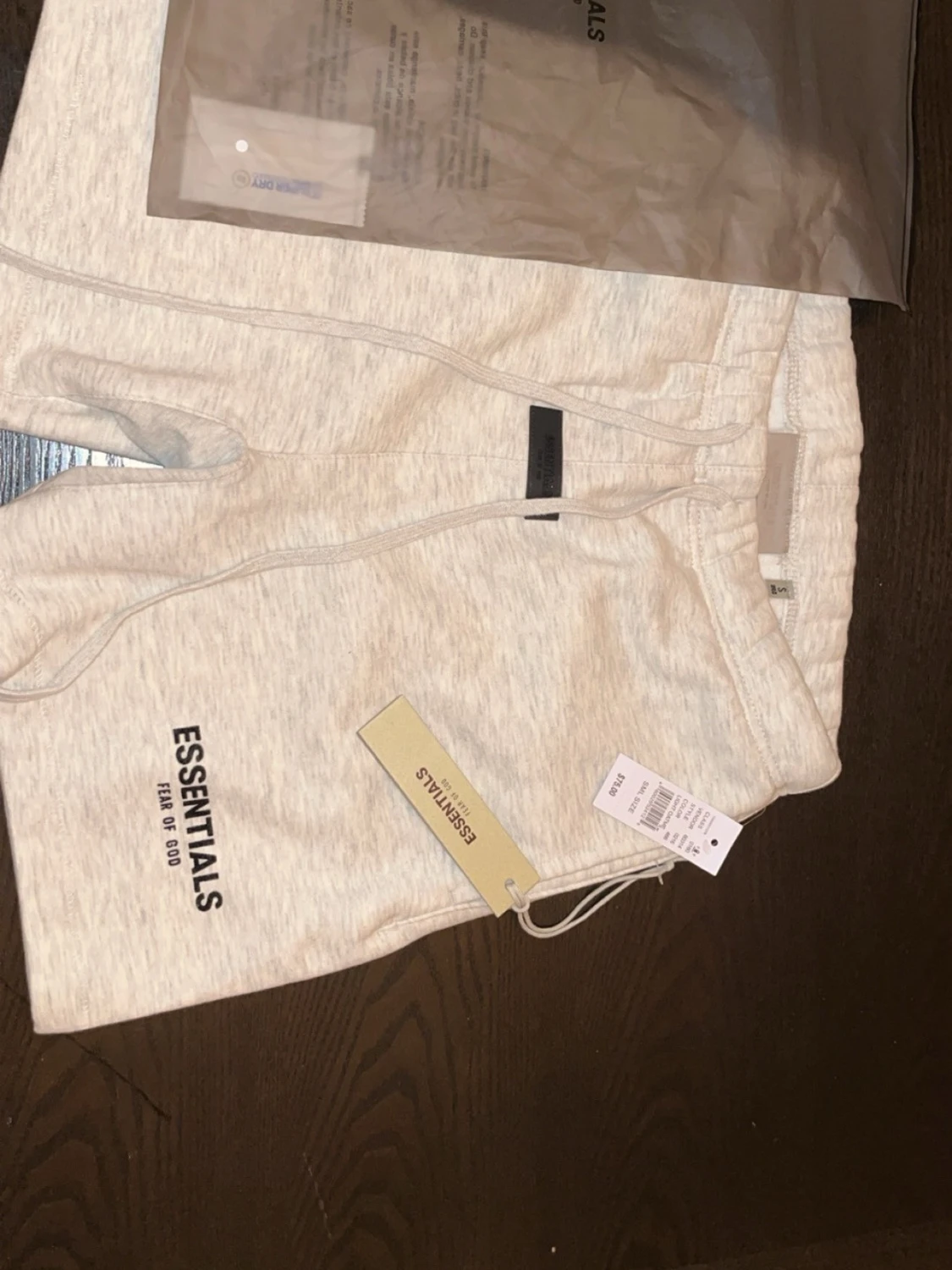 Essentials ljusbeige shorts med snörning