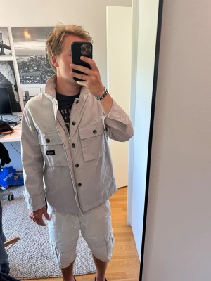 Grå overshirt - Säljer en Legends grå overshirt. Knappt använd, mycket gott skick. Jackan kan spännas både med knappar eller dragkedja, alternativt kombinera båda två. Jackans material är tunt och luftigt. Strl M. 