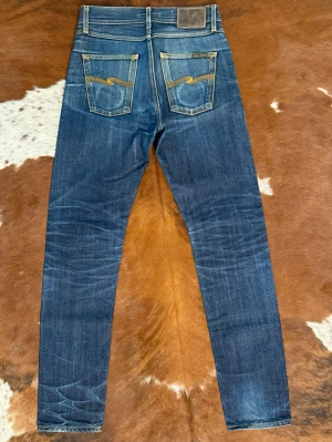 Nudie SteadyEddie I dry selvage - Tjena! Säljer dessa nudie i modellen SteadyEddie i DrySelvage, dessa byxor är både otvättade och börjar få riktigt starka fades, detta är perfekt för dig som vill ha ett par egna byxor med hög kontrast men inte orkar göra det första jobbet själv, W28/L34, hör av dig vid funderingar!🙌