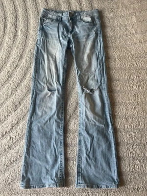 Jeans från Gina Young - Ett par ljusblå jeans från Gina Young i storlek 170💕 denna modellen hade hålen från början, alltså är det inte jag som själv gjort dom🫶🏼