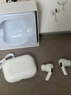 Vita trådlösa in-ear hörlurar  - Snygga vita trådlösa in-ear hörlurar med laddningsetui. Hörlurarna har en stilren design med svarta detaljer och silikonproppar för bra passform. Perfekta för musik, poddar och samtal på språng. Laddningskabel och originalförpackning medföljer.