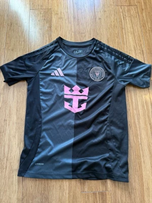 Inter Miami - Inter Miami tröja, knappt använd mycket bra kvalite