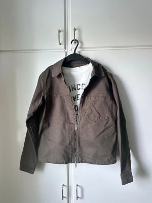 Mörkgrön overshirt - Grön overahirt från Zara aldrig använd då den inte passar. Den är hyfsat liten i storleken och passar ungefär xs/s