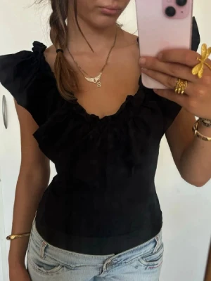 Svart vringad zara volang body - Såå fin svart vringad zara volangbody! Jag är 168 och det är mina bilder, köp via köp nu direkt eller Swish, kvar tills markerad som såld 💖 