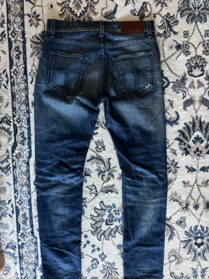 Tiger of Sweden jeans - Säljer ett par tiger of sweden jeans i nyskick. Dessa par är ikoniska och har en mycket tidlös look och obegränsade möjligheter att styla dem. Storleken är: 28/32 slim fit 