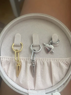 3 stycken örhängen - Tre olika örhängen ett i guld och två i silver ❤️ kan köpa isär om man vill❤️ alla tre för 260❤️