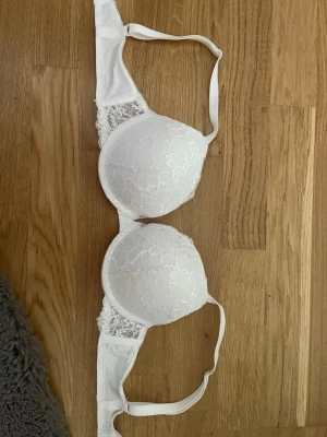 Vit push up bh  - Säljer en vit push up bh från Lindex i modellen Linnea. Har bara testat den men aldrig använt. I storlek 70b och säljer då den har blivit för liten. Jag svara gärna på frågor🫰
