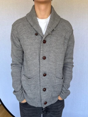Cardigan Jess M - Hej! Detta är en kofta från Jess i storlek M med normal passform. Modell på bild är ca 180, 66kg. Plagget är i bra skick utan några defekter. Hör gärna av dig vid intresse eller frågor! 