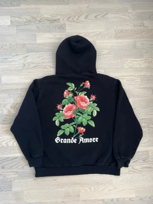 Divided by H&M hoodie med tryck - svart, L - Mycket bra skick. Inga tecken på användning Hoodie från Divided by H&M, storlek L, svart Huva med snörning, stor framficka, litet tryck fram och stort bak, muddar. Bröstvidd: 51cm Längd: 63 cm Bomull, polyester. Inga defekter