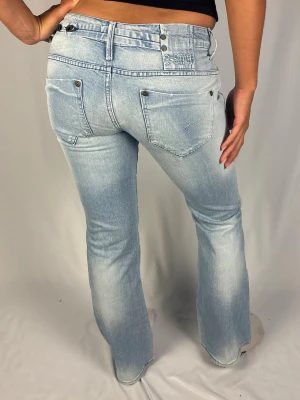 G-Star raw Jeans - Ljusblå lågmidjade G-star jeans | Storlek 28/30 | Superfint skick! | Jag är 168cm lång och väger 60kg | Mått: Ytterbenslängd: 98cm. Midjebredd: 39cm. Lårbredd: 27cm. Fotöppning: 25cm. Kontakta mig vid fler frågor eller funderingar!💕