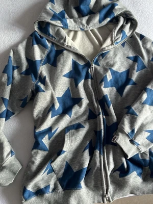 Grå hoodie med blå stjärnor BAPE - super bra skick, storlek M men är oversized.