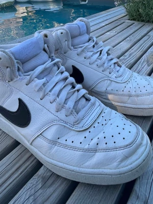 Nike Air Jordan 1 Mid White/Black – Strl. S (42) - Säljer ett par Nike Air Jordan 1 Mid i vit/svart färg. Skorna är använda men i bra skick. Normalt slitage med några veck i lädret och lite smuts på sulorna (se bilder).  * ✅ 100 % funktionella * ✅ Bekväma och stilrena * ✅ Perfekta till vardag eller streetwear  📦 Skick: Bra använt skick 📏 Storlek: (42) 🚚 Skickas snabbt eller kan mötas upp om det passar.  Skriv gärna om du har frågor eller vill ha fler bilder.