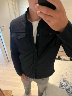 Mörkblå Overshirt - Hej! Säljer en snygg mörkblå overshirt ifrån Massimo Dutti. På tröjan står de size M men den är mer som size S.  📐 = S 🏷️ = Massimo Dutti ❓ = Vid frågor så skriv till mig