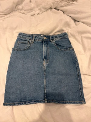 kjol zara  - högmidjade jeans kjol från zara storlek xs, använd fåtal gånger & i jättefin skick. skriv vid intresse eller frågor 🩵