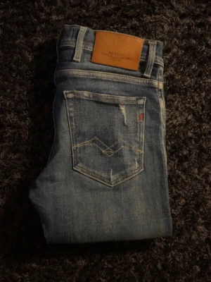 Mörkblåa Replay jeans - 🛰️Riktigt Snygga Mörkblåa Replay Jeans 🛰️       📏 Storlek: Waist 28 Length 30  //  28/30 📏   🪚 Slitningar gjorda av Replay 🪚