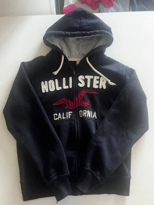 Hollister California zip hoodie vintage (eftertraktad) - Riktigt snygg och eftertraktad Hollister zip hoodie. fint skick inga fel storlek S kan även passa M kan ta mått vid behov. Endast 410 ej hugget i sten kom gärna med frågor och prisförslag har även mycket mer liknande i min profil alla storlekar kolla gärna stor rabatt vid köp av flera 😁✌️