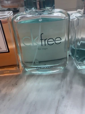 ck free for men parfym - Fräsch herrparfym från Calvin Klein, ck free for men. Flaskan är rektangulär i genomskinligt glas med ljusblått lock och stilren design. Passar dig som gillar en modern och lätt doft. säljer den då jag inte gilla doften så mycket