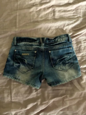 Jättesnygga lågmidjade shorts! - Jätte snygga lågmidjade unika shorts köpta i Spanien, aldrig använda då dem tyvärr inte passade mig i midjan, jag har 34cm rakt över. Pris går att diskutera