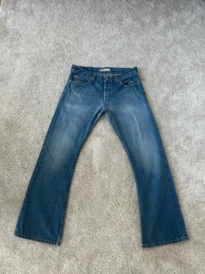 Ljusblåa blåa Levis 512 Bootcut Jeans Storlek W34 L32 - Mycket fina Levis Jeans i blå färg. | Jeansen är i mycket bra skick och sparsamt använda. |  Äkta som allt annat jag säljer! ✅ |  Storlek: W34 L32 | Skick: Mycket Bra Skick - har 2 små slitningar (SE SISTA BILDER) | Färg: Blå | Märke: Levis | Modell: Jeans |   Hör gärna av dig vid frågor så svarar jag så fort jag kan! 😁 |  (SKU - 206)