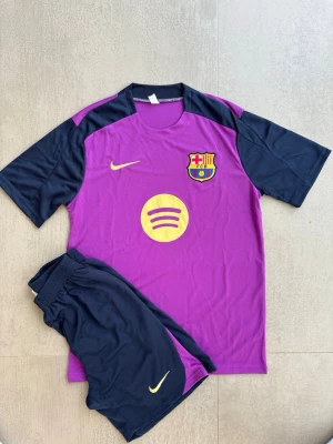 Barcelona FC tröja +shorts   - Storlek S ,helt ny 