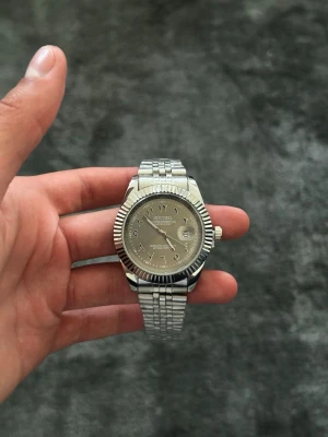 Helt Ny Seiko Mod Klocka - Säljer denna helt nya Seiko Mod klockan med en väldigt unik urtavla och Arabic dial  Klockan har en batteridriven Quartz movement, Vid fler frågor eller funderingar skicka gärna ett pm, Mvh