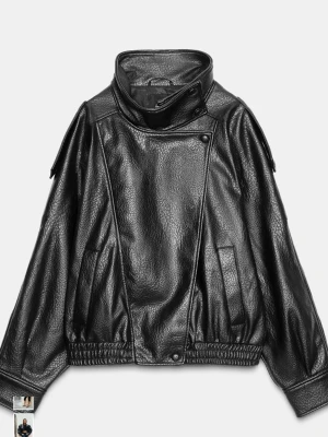 skinnjacka från Zara  - Snygg oversized svart skinnjacka med cool asymmetrisk knäppning och hög krage. Jackan har breda axlar, fickor på sidorna och elastisk nederkant. Perfekt för dig som vill sticka ut med en edgy look.😊