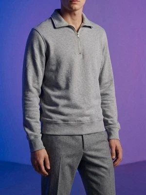ASOS Grå halvzip sweatshirt med krage - En stilren grå sweatshirt med halv dragkedja och klassisk krage. Tröjan har långa ärmar, ribbade muddar och är gjord i mjukt sweatshirtmaterial. Perfekt för en chill och enkel look.