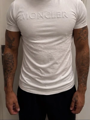 Vit Moncler t-shirt - moncler t shirt som är äkta passar s och m