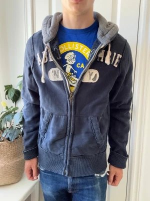 Abercrombie & fitch cardigan tjock - Abercrombie & fitch cardigan tjock, Inga defekter! Modellen i bilderna är 180 cm 75 kg och bär Storlek L , Kom med frågor! 🌟 (Kan gå ned i pris vid köp av paket 😉) 