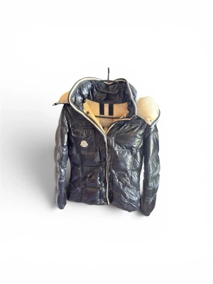 Moncler Jacka - En sjukt snygg jacka av Moncler perfekt till vintern jacka har knappar och är i storlek 1/S jätte fint skick✅🤩