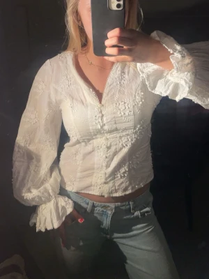 Vit blus puffärm - Supersöt vit blus med broderade blommor och v-ringning🤍