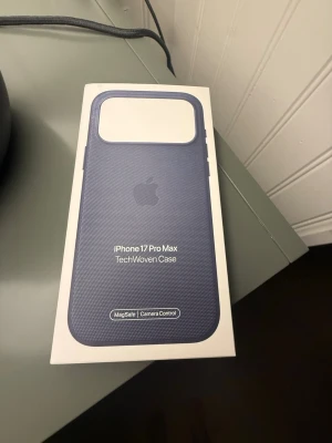 Blått TechWoven MagSafe-skal iPhone 17 Pro Max - Snyggt blått TechWoven-skal med MagSafe till iPhone 17 Pro Max. Skalet har en vävd textur som ger bra grepp och stilren känsla. Perfekt passform med öppning för kameran och stöd för MagSafe-tillbehör. Skalet var fel modell och därför säljes