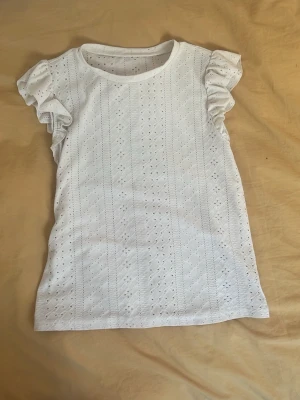 Vit sommar topp - jätte fin topp med broderi g och volang ärmar, säljer eftersom den inte kommer till användning❣️ köpt på plick men har ingen lapp med det är storlek xs-s