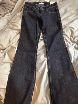 Lowwaist jeans - Säljer dessa fina jeans från Gina tricot. Dom är aldrig använda med lappen kvar. Storlek 34. Skriv om ni har några frågor!😊