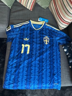 Blå Sverige fotbollströja Gyökeres  - Har 6 styckna tröjor just nu, så meddela om ni vill ha. Storlek M.