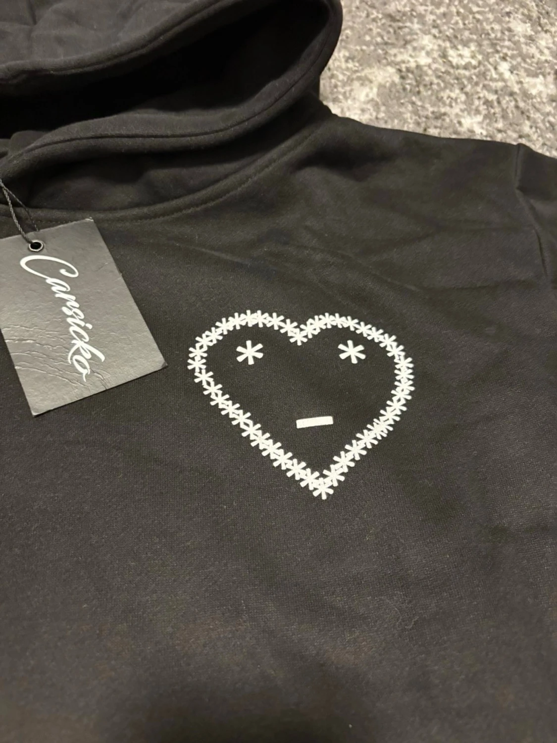 Svart hoodie med broderat hjärta - 1