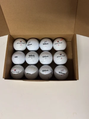 Wilson mix B/C klass - Wilson mix B/C klass. En prisvärd mix av Wilson golfbollar med varierande kosmetiskt skick. Bollarna kan ha mindre repor, tuschstreck och andra kosmetiska märken, men är fullt spelbara.