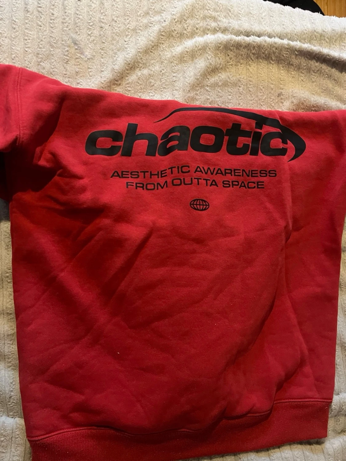 Röd hoodie med tryck från Chaotic - 1